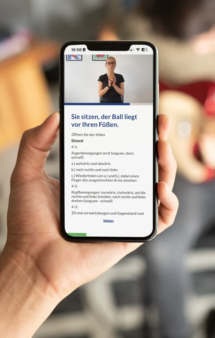 Mann entspannt zuhause mit Gitarre und Smartphone