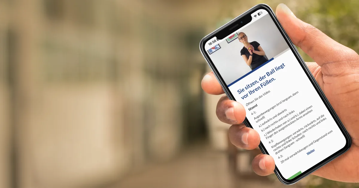 Person entspannt mit dem Smartphone in der Hand